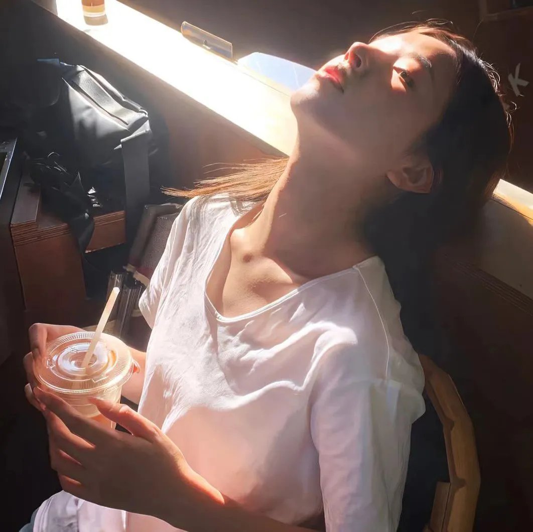残破的娃娃海报