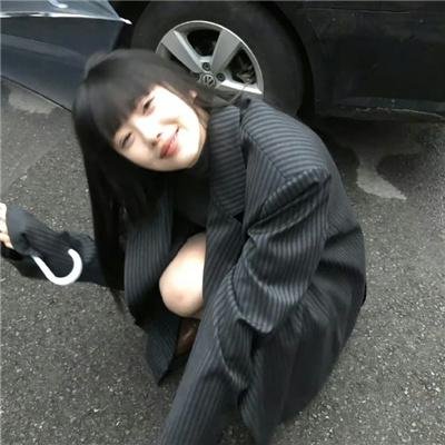 院子里的女人海报